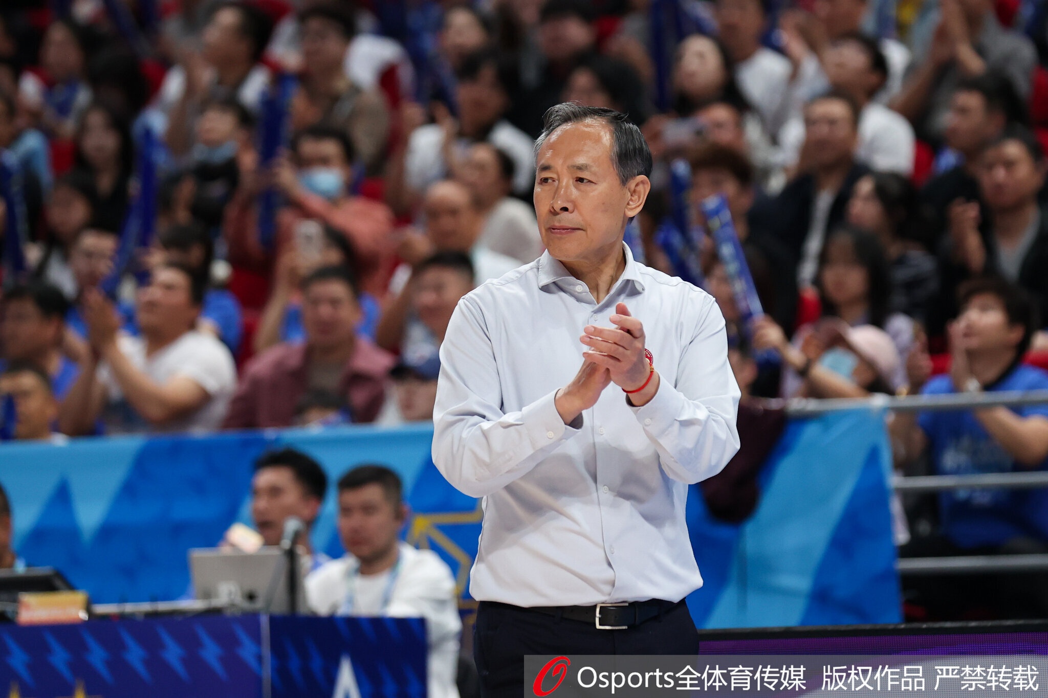 JRS直播网-落后10分许利民派出单外援阵容！郭艾伦调侃：许指导生气了 急了
